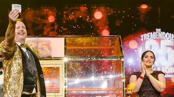 Hội bạn 10 người trúng độc đắc sau 15 năm cùng mua vé số