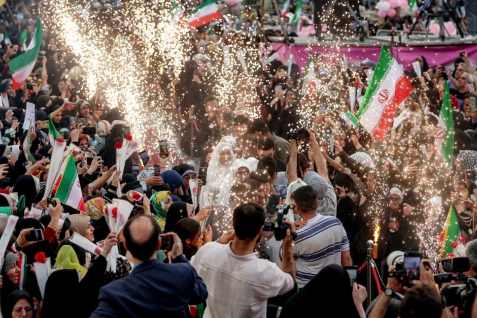 Iran làm đám cưới tập thể cho những cặp 'sẵn sàng xả thân' Iran làm đám cưới tập thể cho những cặp 'sẵn sàng xả thân'