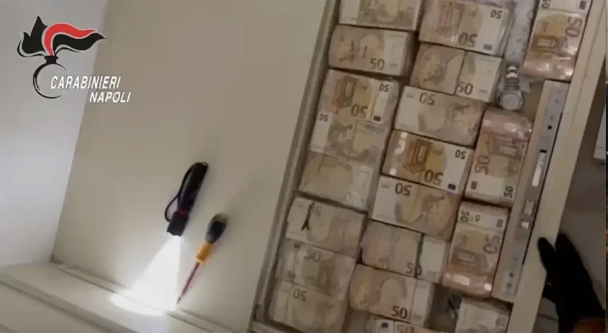Italy đột kích nhóm mafia, tìm thấy 3,6 triệu USD giấu trong tường, sàn nhà Italy đột kích nhóm mafia, tìm thấy 3,6 triệu USD giấu trong tường, sàn nhà