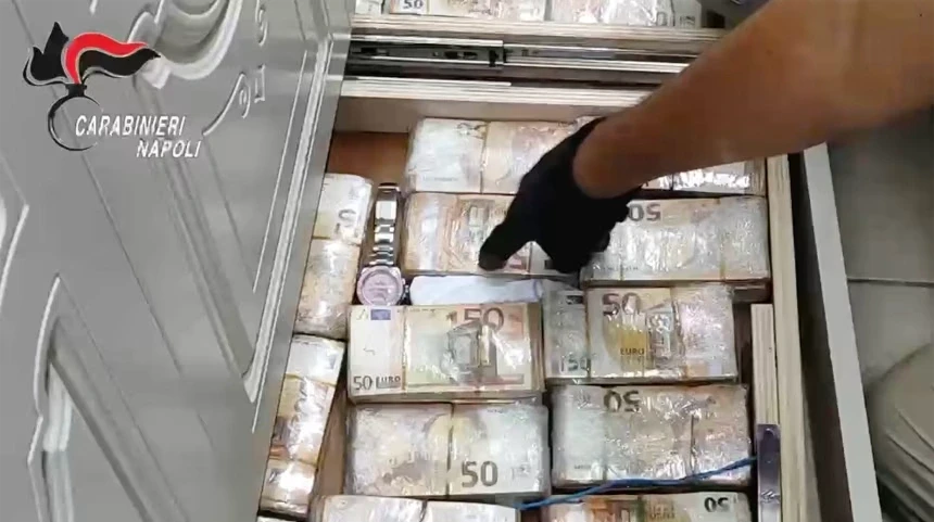 Italy đột kích nhóm mafia, tìm thấy 3,6 triệu USD giấu trong tường, sàn nhà Italy đột kích nhóm mafia, tìm thấy 3,6 triệu USD giấu trong tường, sàn nhà