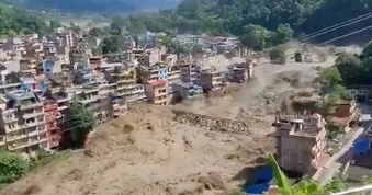 Khối băng rộng bằng 28 sân bóng đá kích hoạt thảm họa kinh hoàng ở Nepal