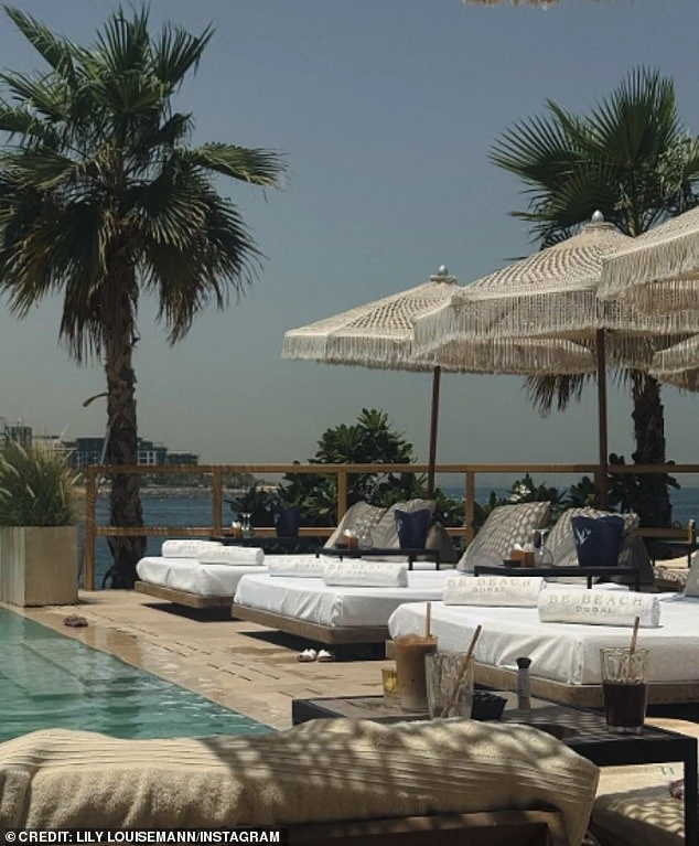 KOL khốn khổ vì mắc kẹt ở Dubai: Giá vé máy bay đã lên tới hàng trăm triệu đồng KOL khốn khổ vì mắc kẹt ở Dubai: Giá vé máy bay đã lên tới hàng trăm triệu đồng
