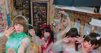 Lạ lùng chuyện idol Nhật cung cấp dịch vụ ‘độc lạ’ cho fan