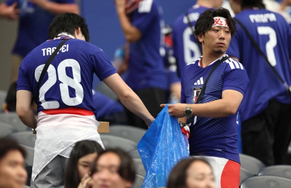 Lý do CĐV Nhật dọn sạch rác sau khi xem World Cup - Báo TinVina Lý do CĐV Nhật dọn sạch rác sau khi xem World Cup - Báo TinVina