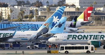 Máy bay Airbus A321 va phải người đi bộ khi đang cất cánh