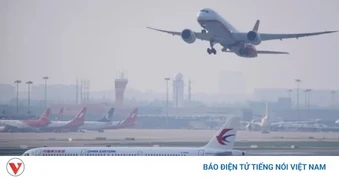 Máy bay hạ cánh vì hành khách cắn tiếp viên