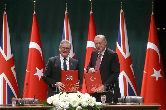 Món quà chia tay bất ngờ Tổng thống Erdogan tặng lãnh đạo các nước thành viên NATO Món quà chia tay bất ngờ Tổng thống Erdogan tặng lãnh đạo các nước thành viên NATO