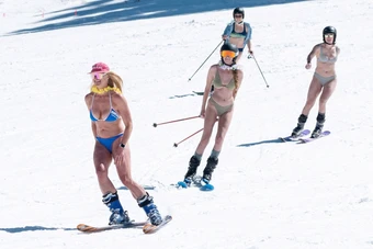 Nắng nóng khiến người Mỹ mặc bikini trượt tuyết