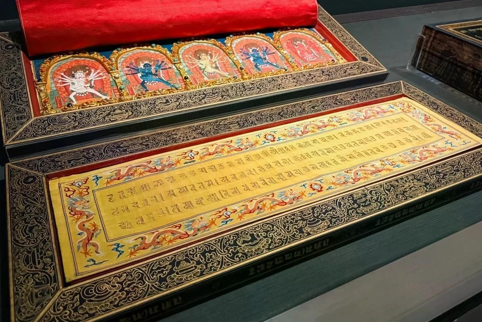 Ngắm nhìn bộ Kinh Phật giáo được tin sẽ 'mang lại phước lành suốt bảy kiếp' Ngắm nhìn bộ Kinh Phật giáo được tin sẽ 'mang lại phước lành suốt bảy kiếp'