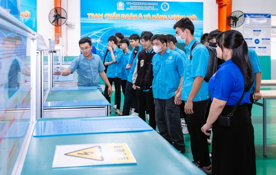 Nghiên cứu mô hình chia sẻ trang thiết bị giữa các trường nghề Nghiên cứu mô hình chia sẻ trang thiết bị giữa các trường nghề