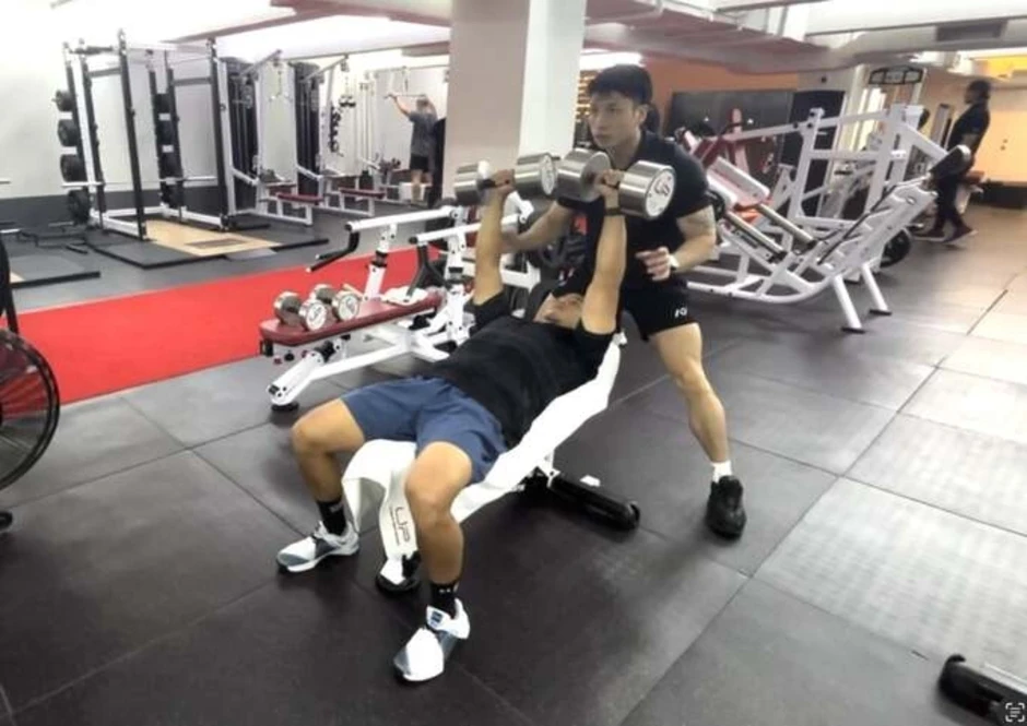 Người bố trăm cân giảm 27 kg để bơi đua với con gái Người bố trăm cân giảm 27 kg để bơi đua với con gái