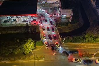Người châu Á đối phó khủng hoảng xăng dầu