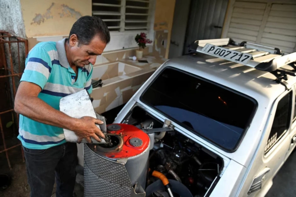 Người đàn ông Cuba chế động cơ ôtô chạy bằng than