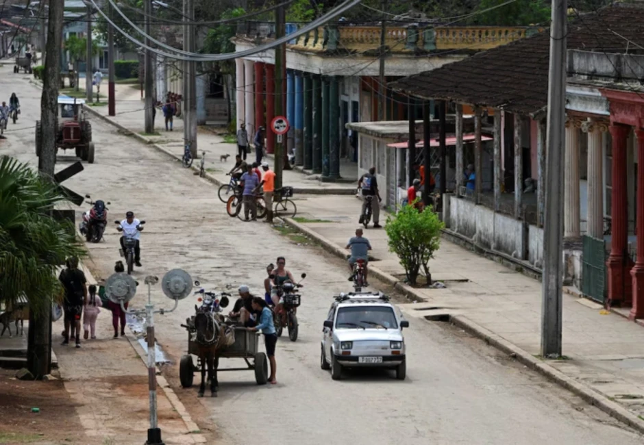 Người đàn ông Cuba chế động cơ ôtô chạy bằng than