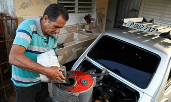 Người đàn ông Cuba chế động cơ ôtô chạy bằng than