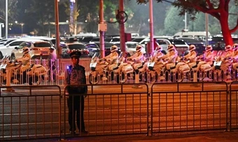 Người dân Trung Quốc ngóng chờ đoàn xe tháp tùng ông Trump