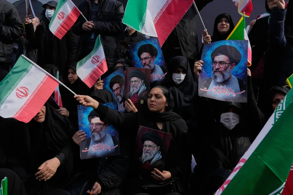 Người Iran đổ ra đường ủng hộ t&acirc;n L&atilde;nh tụ Tối cao