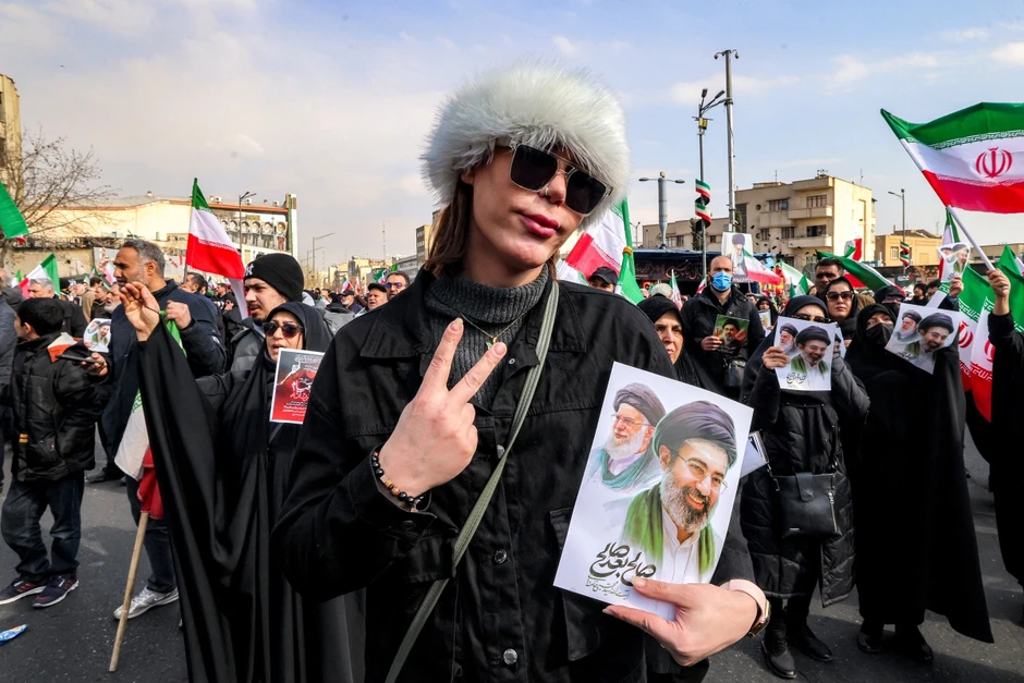 Người Iran đổ ra đường ủng hộ t&acirc;n L&atilde;nh tụ Tối cao