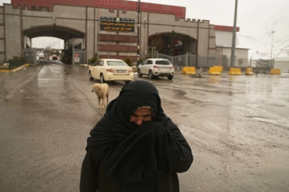 Người Iran đổ sang biên giới Iraq mua lương thực, xin giúp đỡ Người Iran đổ sang biên giới Iraq mua lương thực, xin giúp đỡ