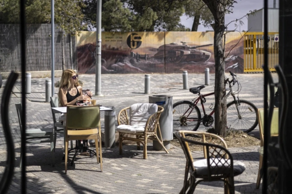 Người Israel đến sa mạc trốn tiếng còi báo động không kích