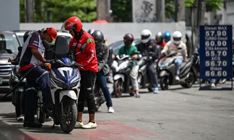 Người Philippines xếp hàng đổ xăng trước khi giá tăng vọt