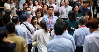 Người trẻ Singapore đổ xô tìm "kế hoạch B" giữa làn sóng bất an vì AI