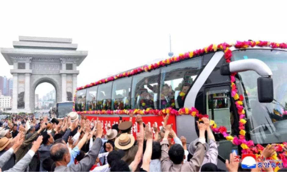 Người Triều Tiên xuống đường mừng CLB vô địch giải nữ ở Hàn Quốc Người Triều Tiên xuống đường mừng CLB vô địch giải nữ ở Hàn Quốc