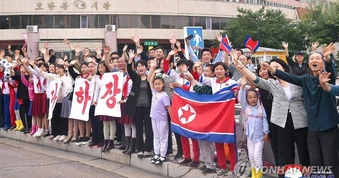 Người Triều Tiên xuống đường mừng đội bóng đá giành chức vô địch ở Hàn Quốc