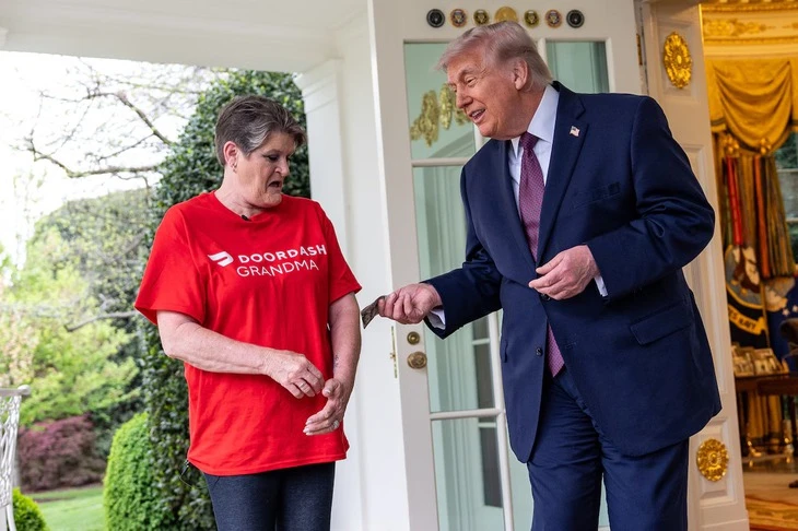 Nhân viên giao hàng phủ nhận tin đồn được thuê để diễn cảnh giao đồ ăn cho ông Trump Nhân viên giao hàng phủ nhận tin đồn được thuê để diễn cảnh giao đồ ăn cho ông Trump