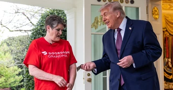 Nhân viên giao hàng phủ nhận tin đồn được thuê để diễn cảnh giao đồ ăn cho ông Trump