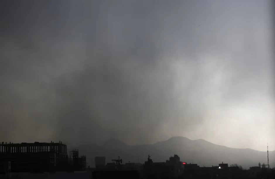 Nước mưa màu đen đổ xuống thủ đô Iran sau vụ Israel tấn công kho dầu Nước mưa màu đen đổ xuống thủ đô Iran sau vụ Israel tấn công kho dầu