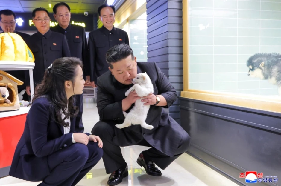 Ông Kim cùng con gái chơi đùa với chó mèo trong cửa hàng thú cưng