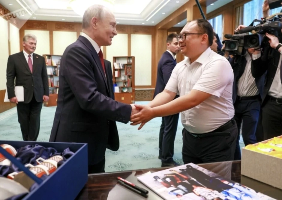 Ông Putin gặp lại 'cậu bé' chụp ảnh cùng ở Bắc Kinh 26 năm trước Ông Putin gặp lại 'cậu bé' chụp ảnh cùng ở Bắc Kinh 26 năm trước