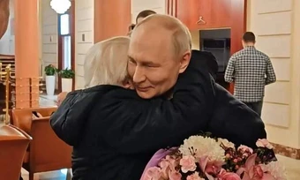 Ông Putin lái xe bọc thép đưa cô giáo cũ đến Điện Kremlin