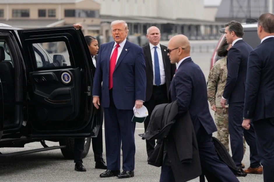 Ông Trump bị chỉ trích vì đội mũ trong lễ đón thi hài lính Mỹ Ông Trump bị chỉ trích vì đội mũ trong lễ đón thi hài lính Mỹ