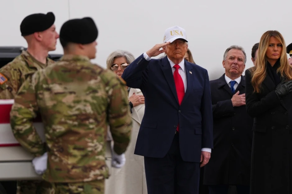 Ông Trump bị chỉ trích vì đội mũ trong lễ đón thi hài lính Mỹ Ông Trump bị chỉ trích vì đội mũ trong lễ đón thi hài lính Mỹ