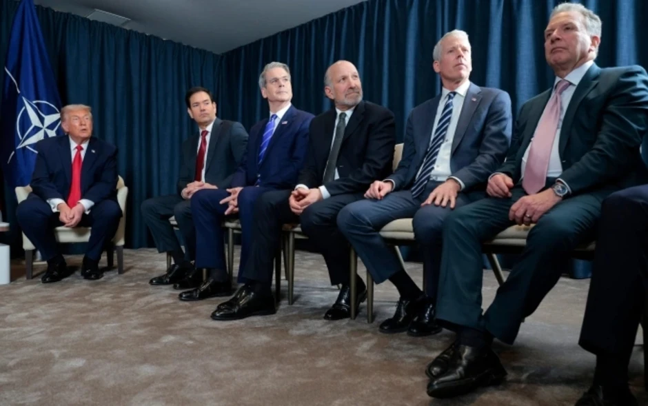Ông Trump bỏ tiền túi tặng giày cho hàng loạt cấp dưới Ông Trump bỏ tiền túi tặng giày cho hàng loạt cấp dưới