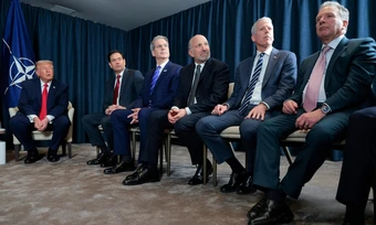 Ông Trump bỏ tiền túi tặng giày cho hàng loạt cấp dưới