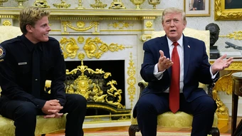 Ông Trump ca ngợi thiếu niên cứu người giữa sóng lớn là 'anh hùng thực thụ'