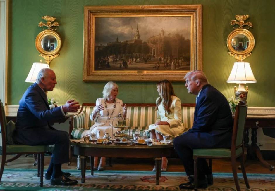 Ông Trump đưa Vua Anh tham quan tổ ong trong Nhà Trắng Ông Trump đưa Vua Anh tham quan tổ ong trong Nhà Trắng