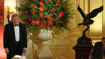 Ông Trump tặng ông Tập tượng đại bàng đầu trắng tự thiết kế