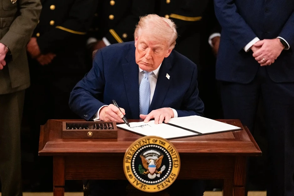 Ông Trump trở thành Tổng thống Mỹ đầu tiên có chữ ký in trên tiền giấy USD Ông Trump trở thành Tổng thống Mỹ đầu tiên có chữ ký in trên tiền giấy USD