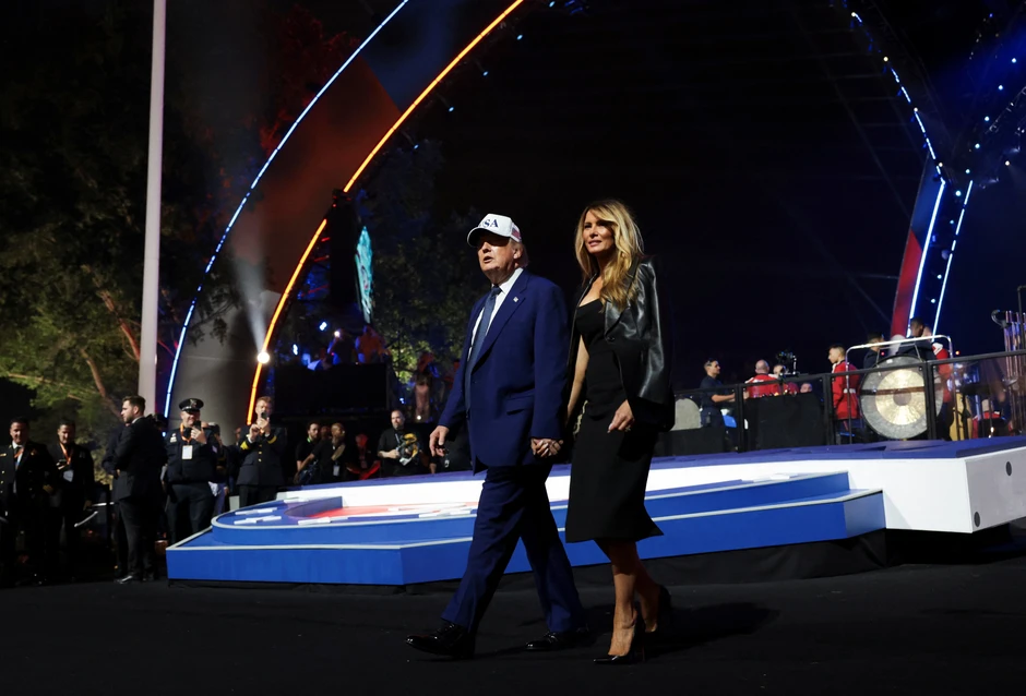 Ông Trump xem đấu võ, ngắm tiêm kích bay qua Nhà Trắng vào sinh nhật thứ 80 Ông Trump xem đấu võ, ngắm tiêm kích bay qua Nhà Trắng vào sinh nhật thứ 80