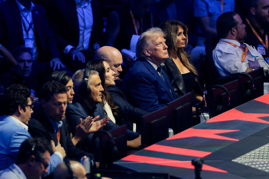 Ông Trump xem đấu võ, ngắm tiêm kích bay qua Nhà Trắng vào sinh nhật thứ 80 Ông Trump xem đấu võ, ngắm tiêm kích bay qua Nhà Trắng vào sinh nhật thứ 80