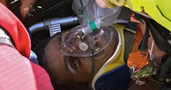 Phép màu dưới đống đổ nát ở Venezuela: Sống sót sau 8 ngày động đất vùi lấp