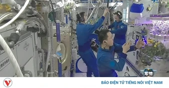 Phi hành đoàn Thần Châu-21 thu hoạch “cà chua không gian”