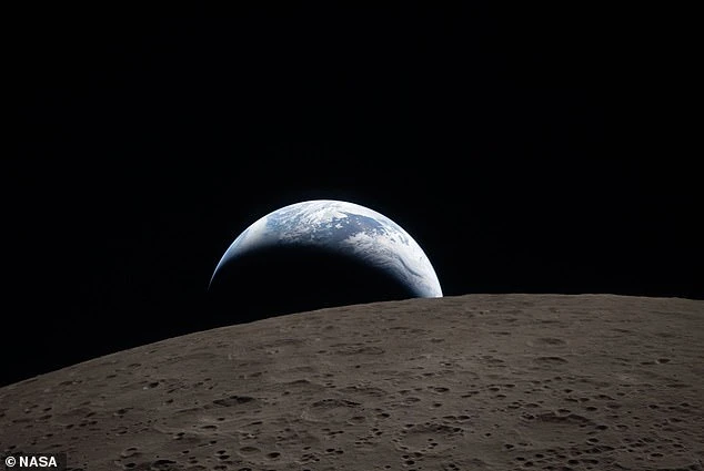 Phi hành gia NASA nức nở khi thấy một vật thiêng liêng trong ngày trở về Trái Đất sau sứ mệnh Artemis II Phi hành gia NASA nức nở khi thấy một vật thiêng liêng trong ngày trở về Trái Đất sau sứ mệnh Artemis II