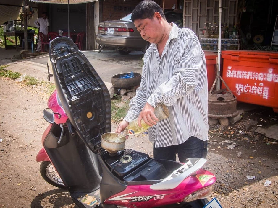 Phụ thuộc hoàn toàn vào nhập khẩu, giá xăng dầu ở nước láng giềng Việt Nam biến động phi mã Phụ thuộc hoàn toàn vào nhập khẩu, giá xăng dầu ở nước láng giềng Việt Nam biến động phi mã