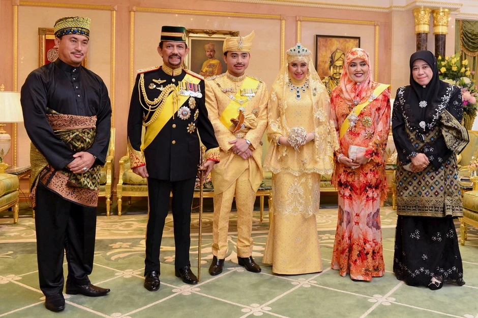 Quốc vương Brunei tước danh hiệu hoàng gia của con dâu Quốc vương Brunei tước danh hiệu hoàng gia của con dâu