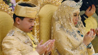 Quốc vương Brunei tước danh hiệu hoàng gia của con dâu